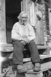 Lars Stenbueng, 92 år, antagelig fotografert på trappen til 