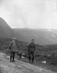 Storlidalen juli 1925.  Eyvind og Fritjof Arentz med oppakni