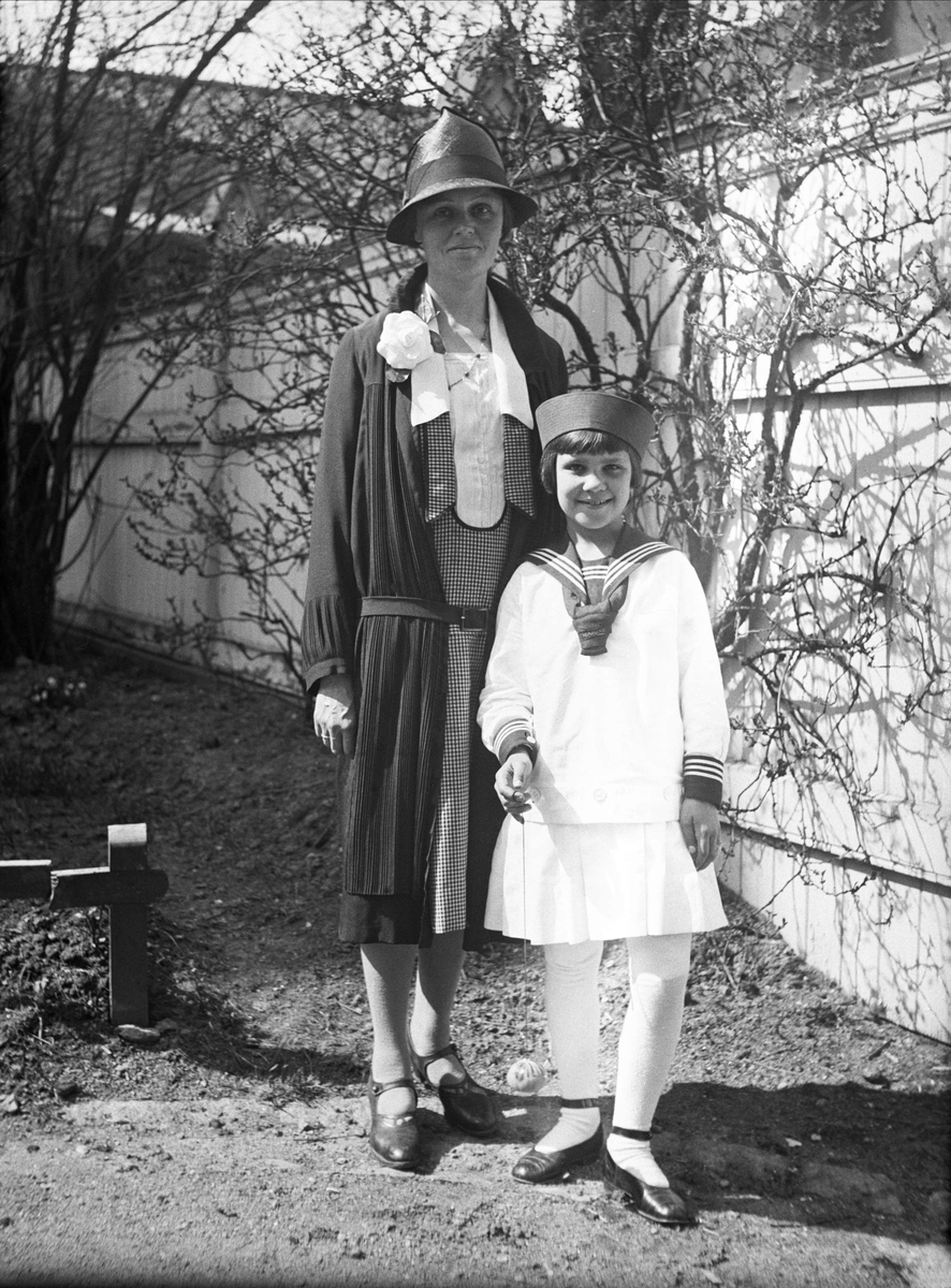 Rebekka Kruge og Berit Kruge kledd for 17 mai. Fotografert 17. mai 1929.