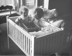 Siri Arentz bøyer seg over sengen til søsteren Guri som sitt