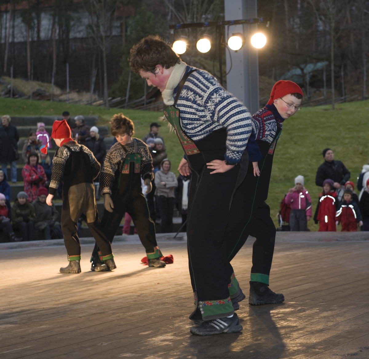 Dansere fra Norsk Folkemuseums dansegruppe på Friluftsscenen, kledd i nissedrakter. Julemarkedet på Norsk Folkemuseum desember 2009.