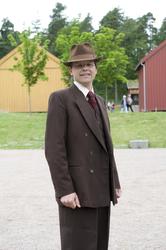 Mann i dress fra 1950-tallet. Fra arrangement på Norsk Folke