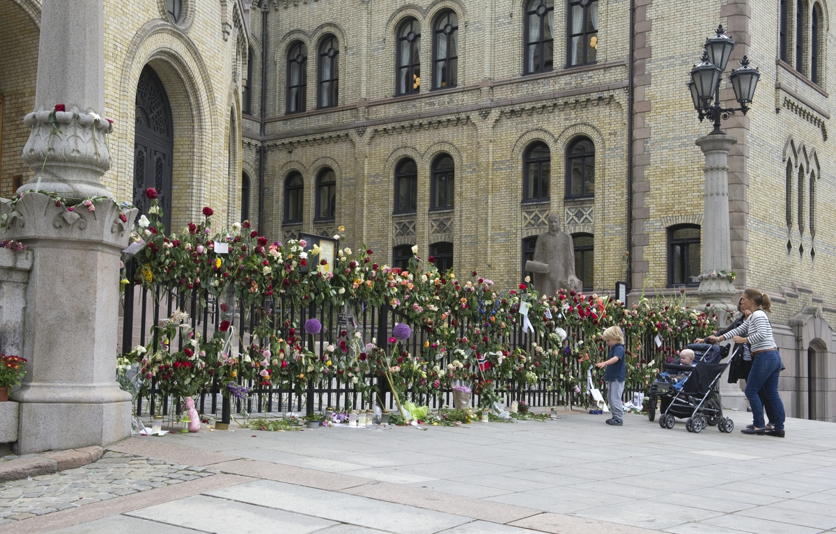 "Sorg i det offentlige rom". Blomster, lys og hilsener utenfor Stortinget.