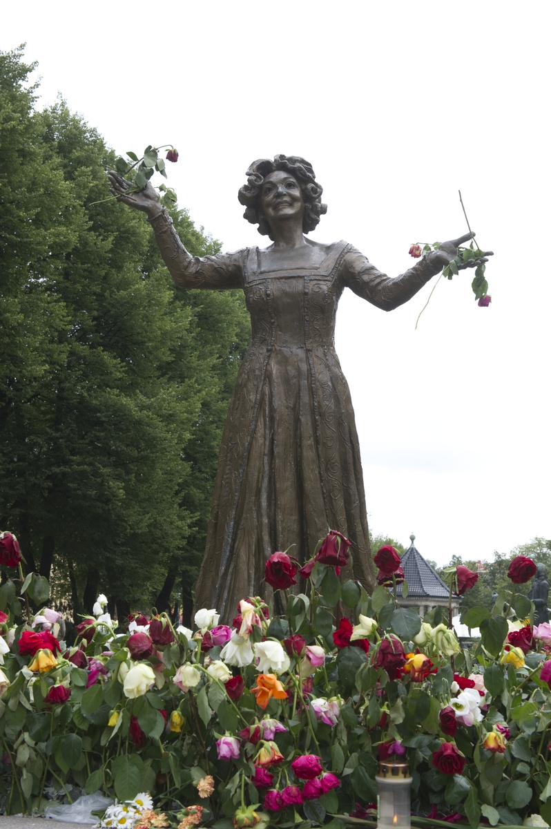 "Sorg i det offentlige rom". Blomster, lys og hilsener lagt ned ved Per Ungs statue av Wenche Foss utenfor Nationaltheatret.
