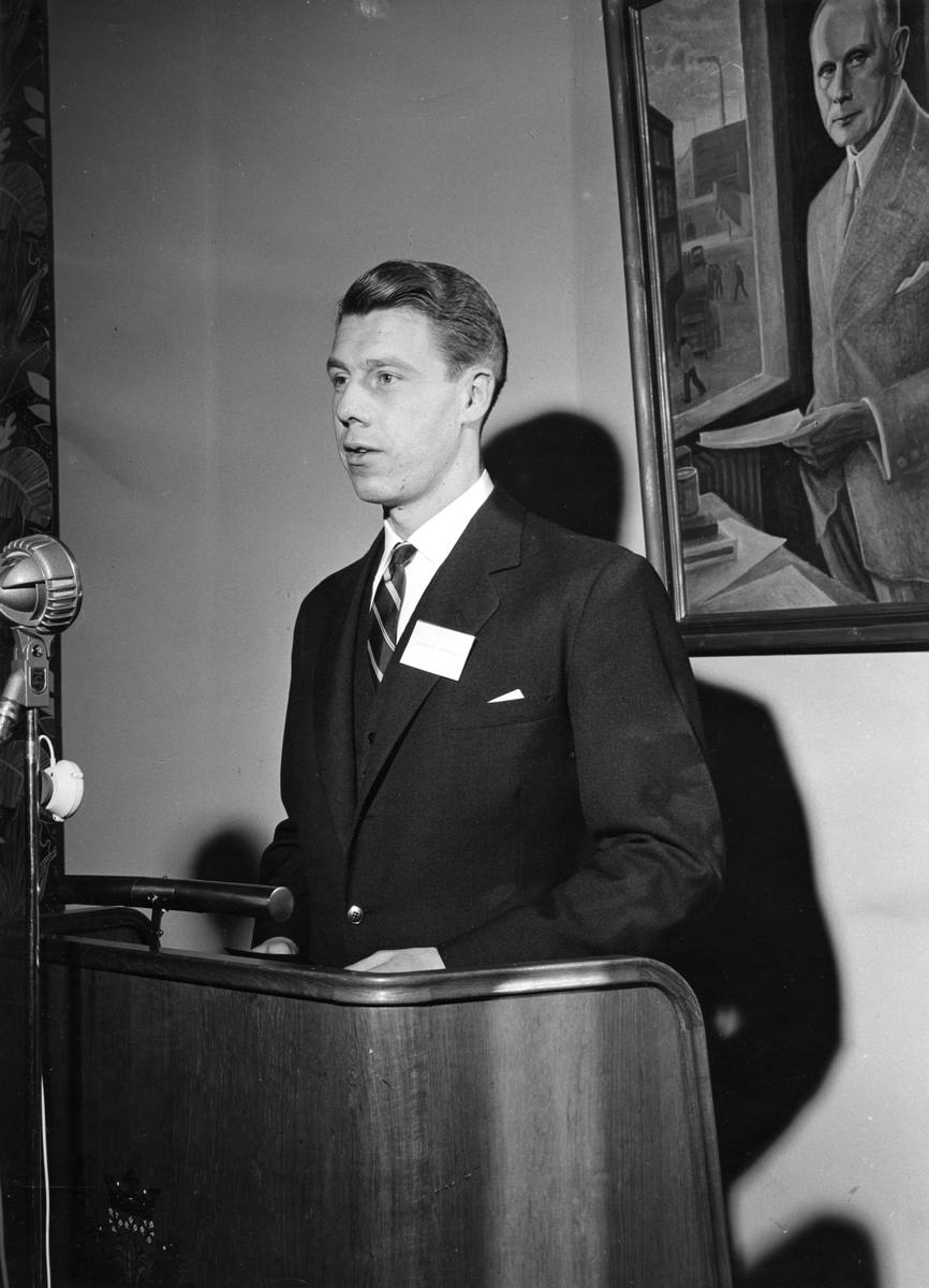 Johan H. Andresen på talerstolen. Familiedag hos Tiedemanns Tobaksfabrik i Stensberggate 1959.