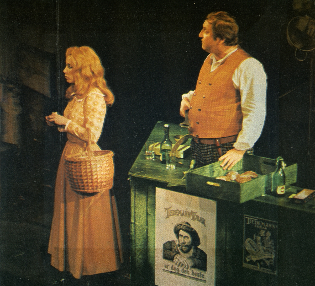 Teaterforestillingen Bør Børsen på Det Norske Teater våren 1972. Reklameplakat for Tiedemanns Tobak som en del av kulissen.