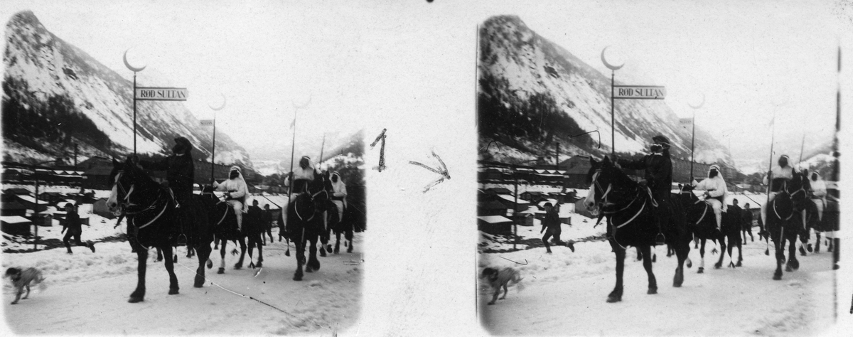 Solfesten i Rjukan våren 1927. Utkledde menn på hest gjør reklame for Sultan sigaretter. Stereoskopi / stereografi.
