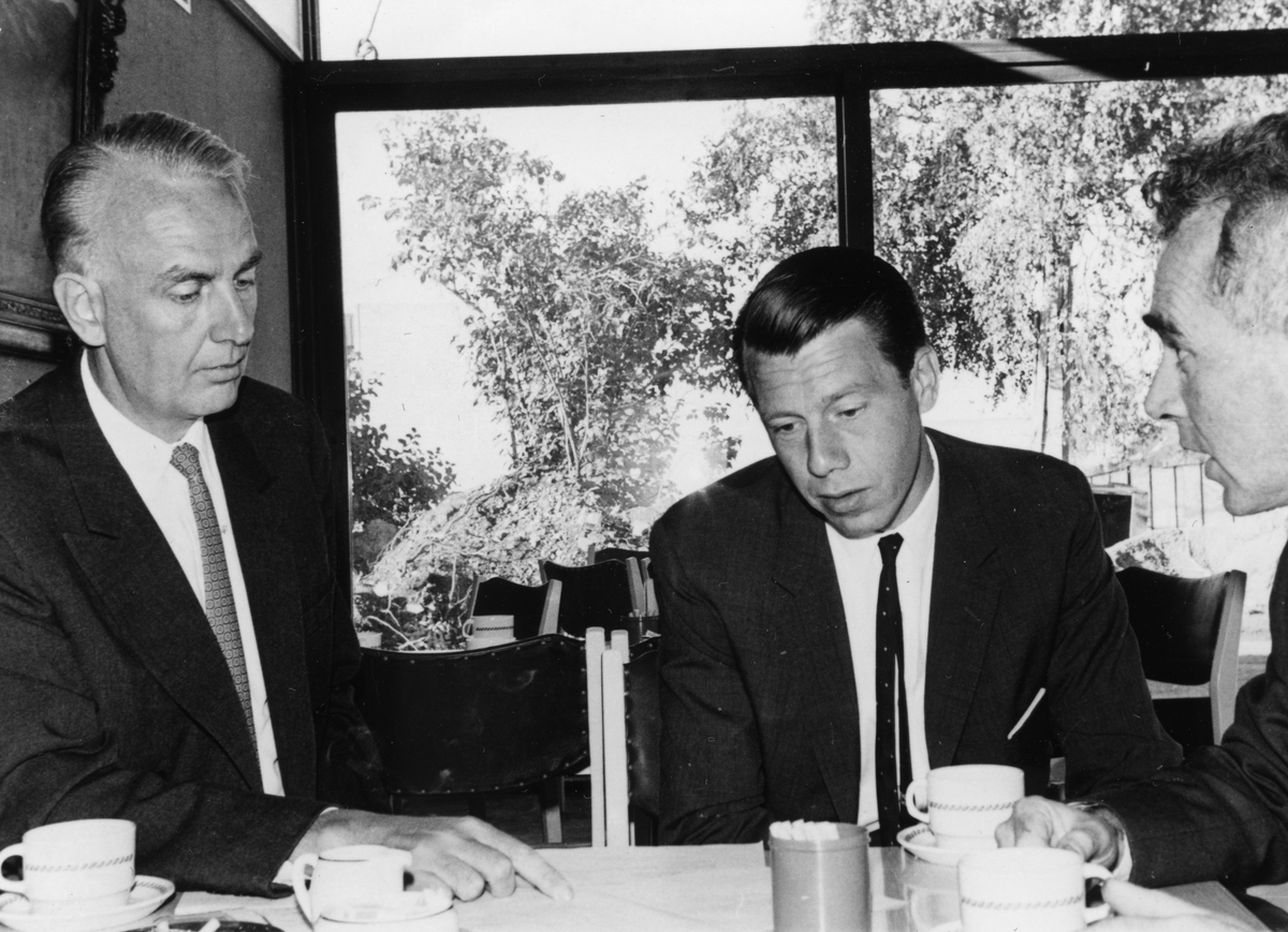 Åpning av J. L. Tiedemanns Tobaksfabrik på Hovin 22.07.1968. Johan Henrik Andresen og Tor Seim i spisesalen.