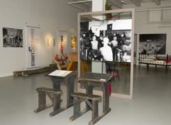 Utstillingsplakater med fotografier fra Bastøy skolehjem. Sk