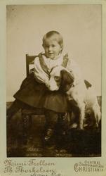 Portrett av jente med hund.