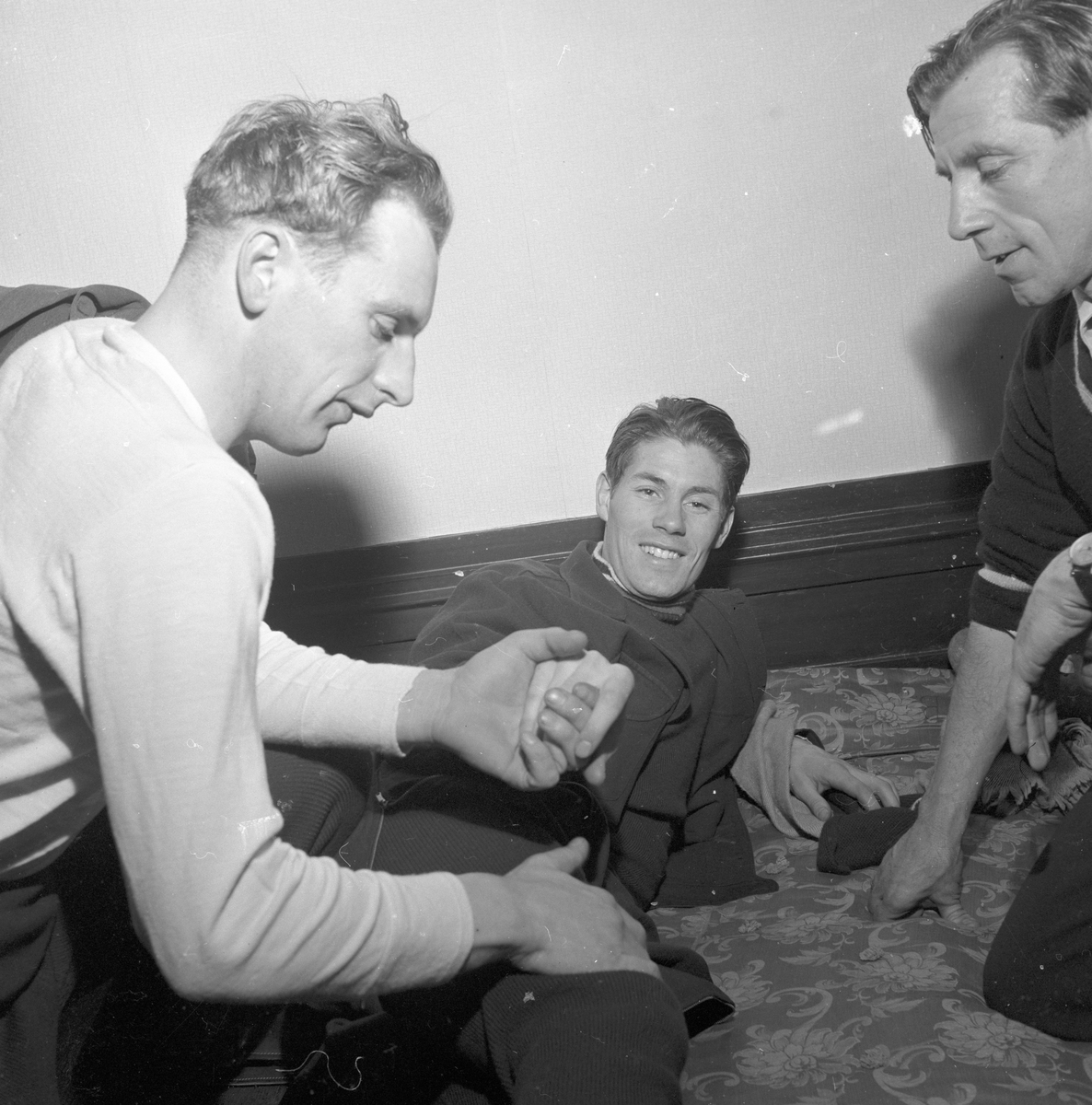 Skøyteløperen Sverre Haugli sammen med to andre ant. skøyteløpere. Fotografert november 1955.