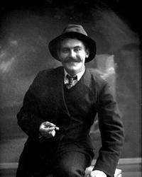 Portrett, smilende mann med dress, hatt, sigar og bart. Herr