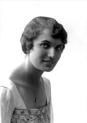 Portrett, kvinne i lys drakt. Frøken Sigrid Hurup.