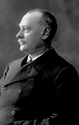 Portrett, mann med bart i mørk frakk. Overrettsakfører Fredr