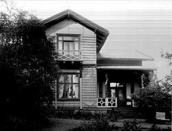 Hus og hage. Ottesens villa i Bestum.