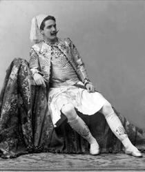 Portrett, mann utkledd. Skuespiller eller danser? Joe Hodgim