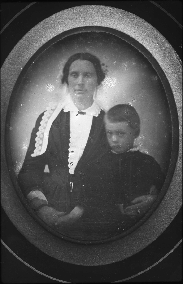 Avfotografering. Gruppe, mor og sønn. Daguerreotypi(?)