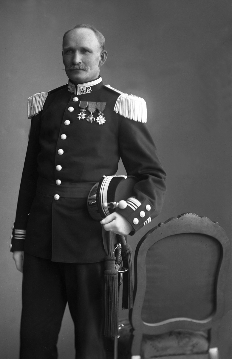 Portrett, Johan Lauritz Bull i uniform som oberstløytnant ved infanteriet som reglementert fra 1894 til 1910.