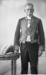 Portrett, mann i embetsmannsuniform. Hr. minister Prebensen.