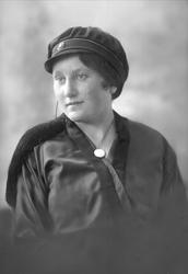 Portrett, jente med studentlue. Student frøken Tingelstad.