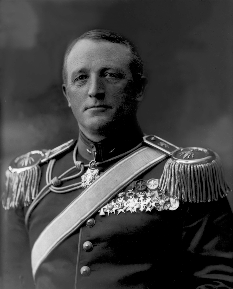 Portrett, Johan Tidemann Sverre i uniform.