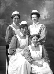 Gruppeportrett, fire sykepleiere. Søster Ragnhild Helgemoe.