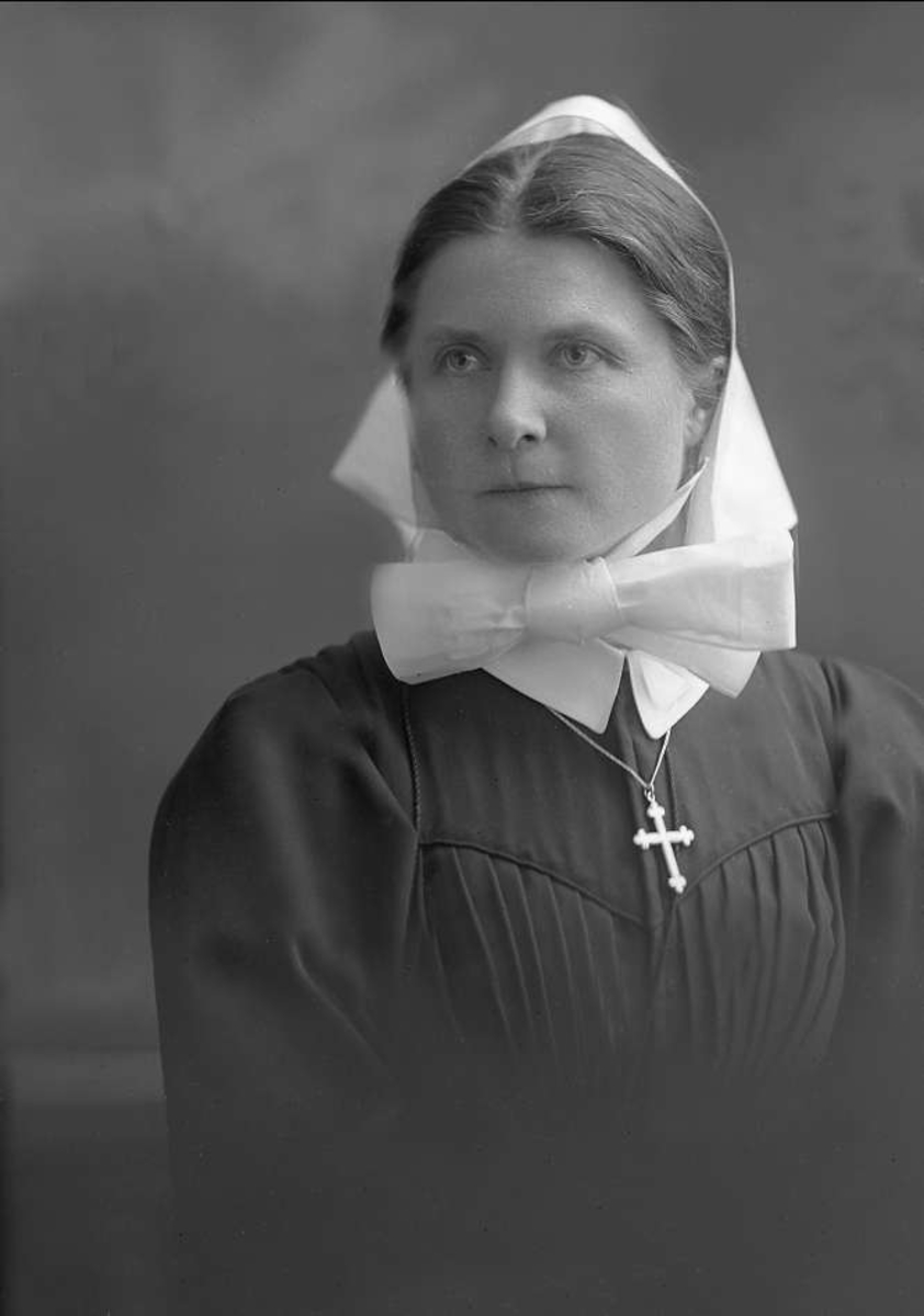 Portrett, sykepleier i uniform. Søster Mailde Pedersen.
