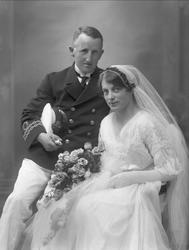 Gruppeportrett, bryllupsbilde. Kvinne i hvit kjole, mannen, 