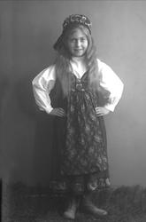 Portrett, jente i bunad. Major Lunds datter.