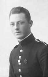 Portrett, mann i kadettuniform.