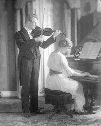 Gruppeportrett, duett med fiolin og piano. Mann og kvinne.