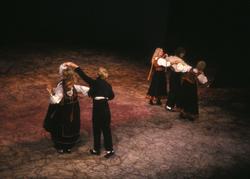 Norsk Folkemuseums dansegruppe   danser i Nasjonalteateret 7