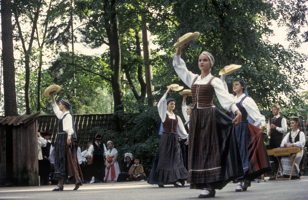 Internasjonal folkedansfestival på Norsk Folkemuseum. 12.-14. august i jubileumsåret 1994.En gruppe dansere på scenen på Friluftsteateret, bygning nummer 349.