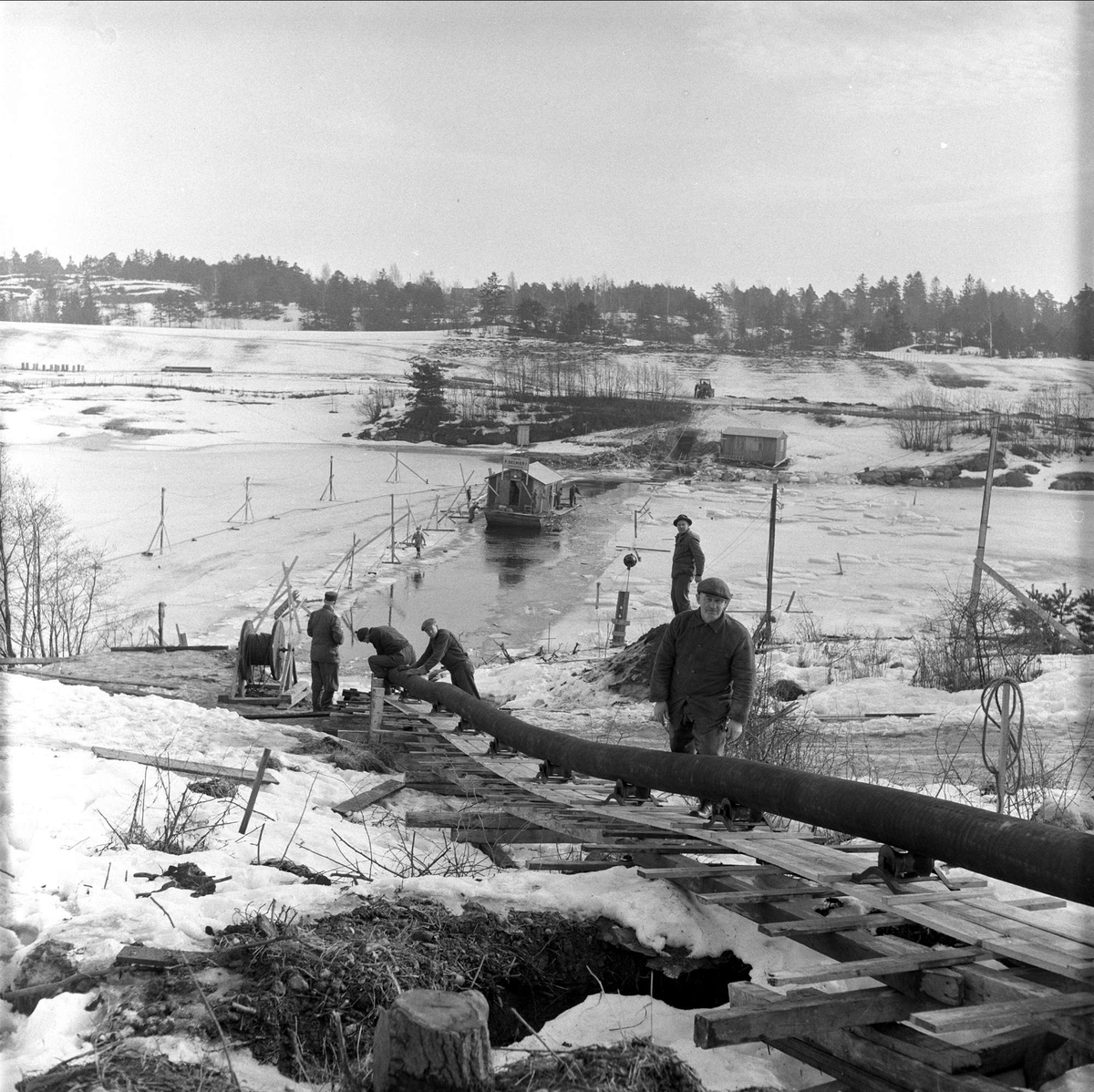 Trelleborg Gummi legger ut slange ved Sarpsborg, mars, 1959.