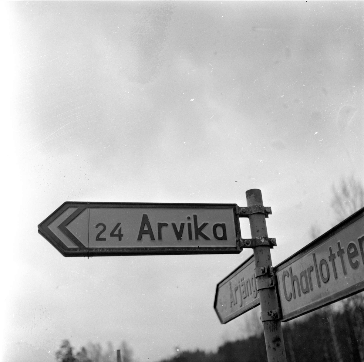 Juleinnkjøp i Arvika, grensehandel, veiskilt, Arvika, Sverige, 14.11.1959. Veiskilt til Arvika.