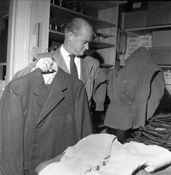 Mann holder frakk, Prinds Christian Augusts Minde, Storgata 