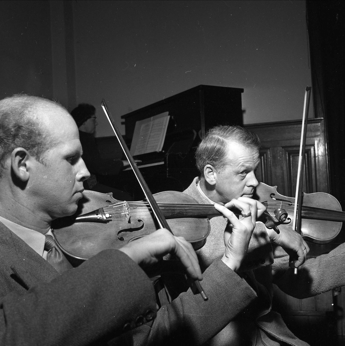 Musikere, fiolinister. November 1952. Oslo Fylkeslags orkester.