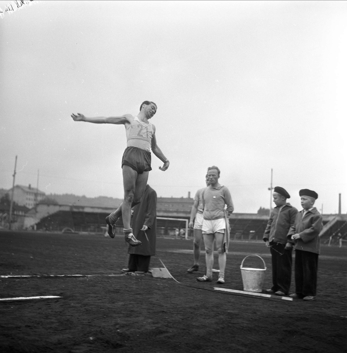 Idrettstevne, lengdehopp. Jordal, Oslo september 1953.