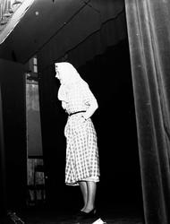 Bygdelag 22.11.1954. Kvinne på scene.
