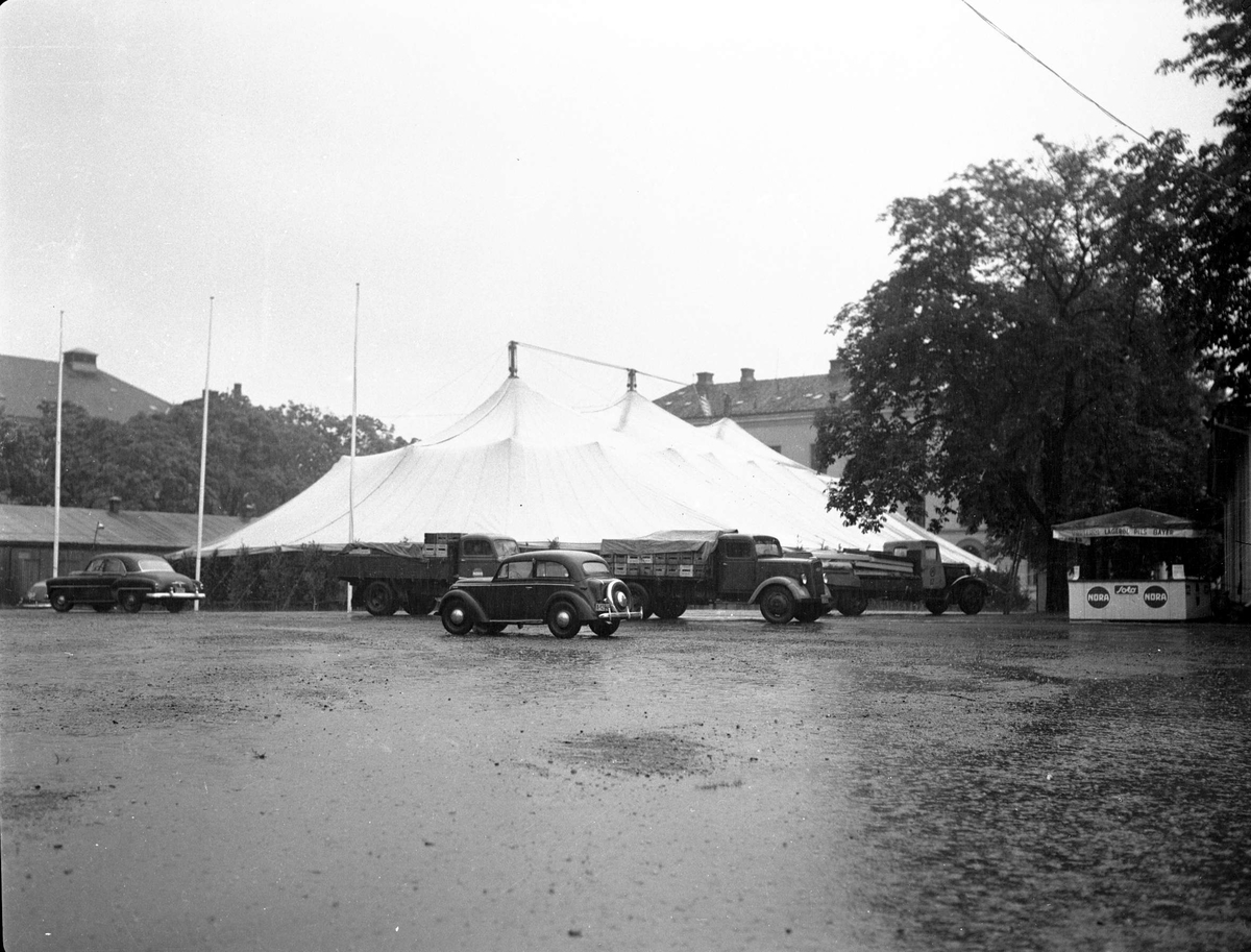 Telt, biler og kiosk. 20.06.1953. Norges Bondelags landsmøte.