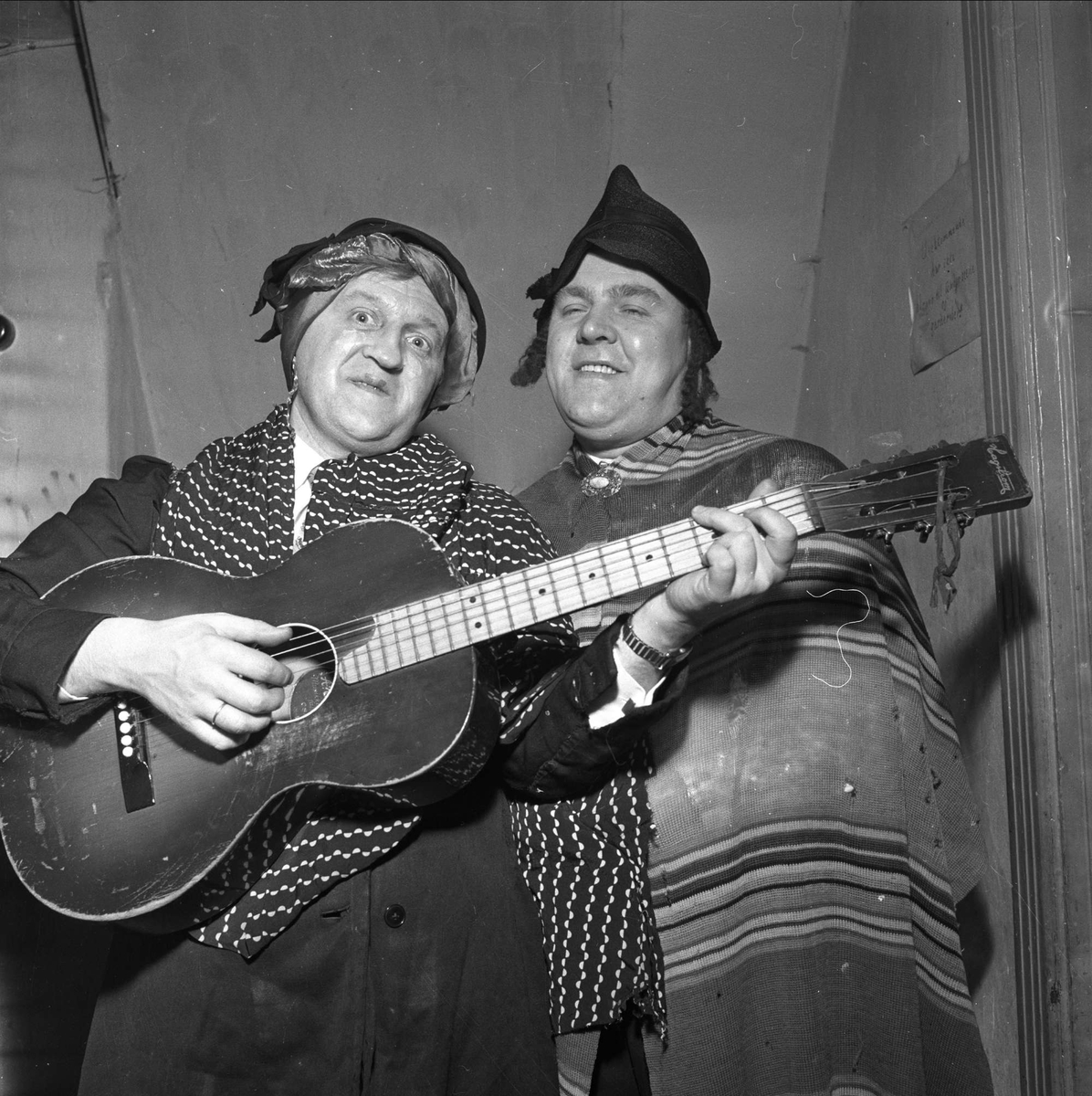 Kostymer og gitar. 14.12.1953. Trønderlaget.