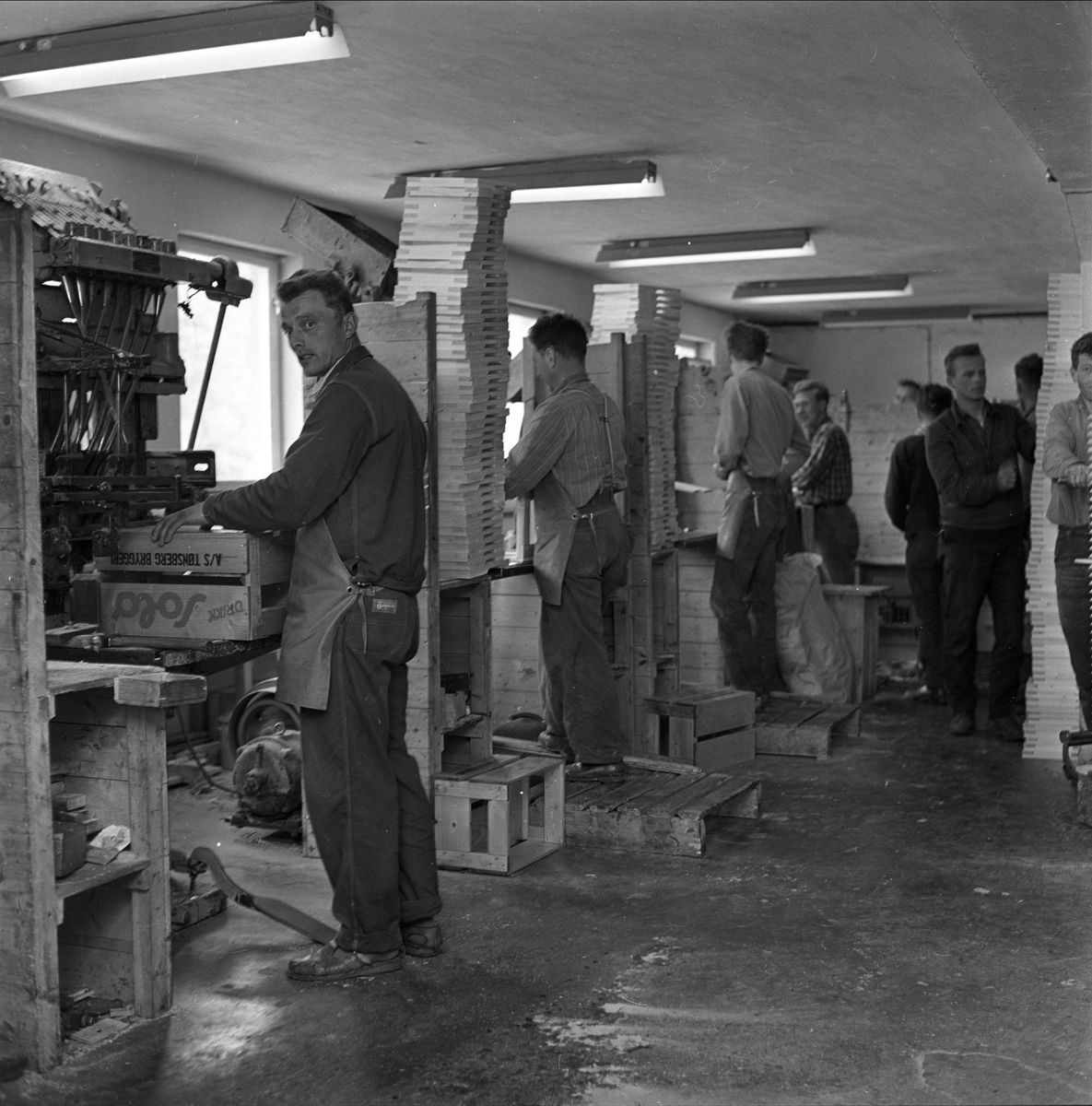 Sammenslåing av Aurskog og nabokommune. Lagerlokale, menn i arbeid, Aurskog, januar 1964.