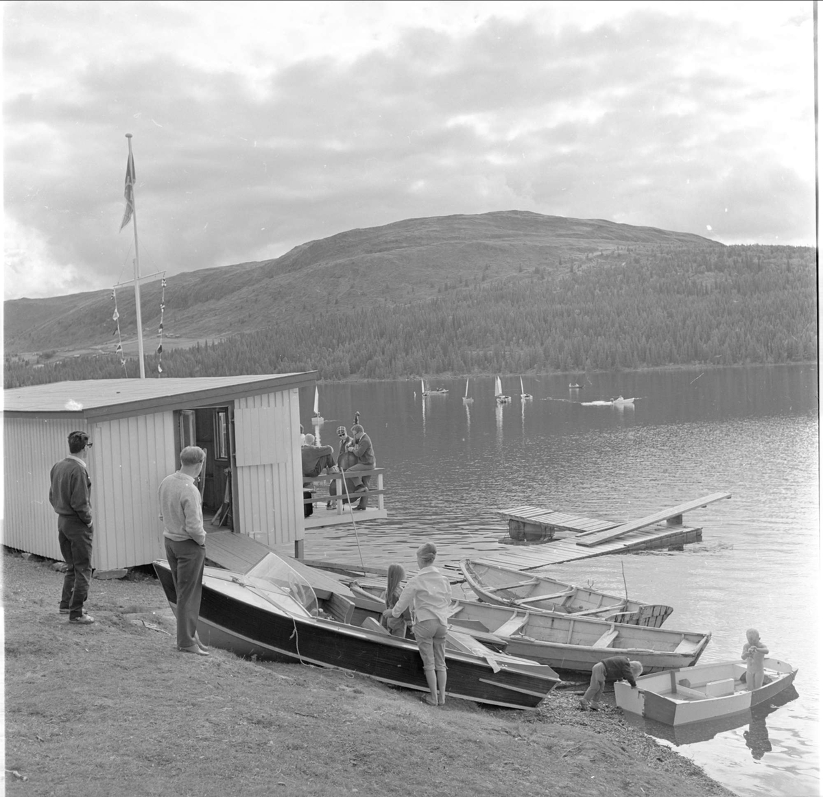 Golå Høyfjellshotell,  båt ved land, turister i fjellet, Sør-Fron 23.08.1961