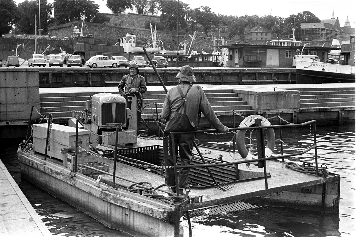 Bybilder. Rådhuskaia, Oslo 25.08.1965. Flåte med to menn i havnebassenget.