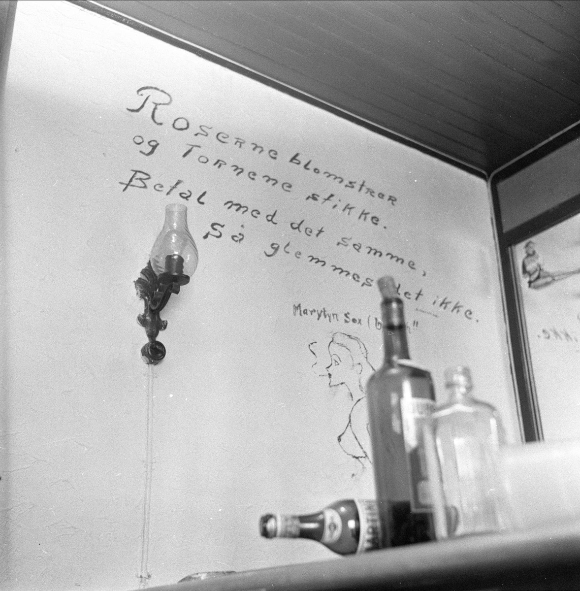 Breidablikk turisthotell, Sør-Aurdal, mai 1957. Flasker og dekorasjon.