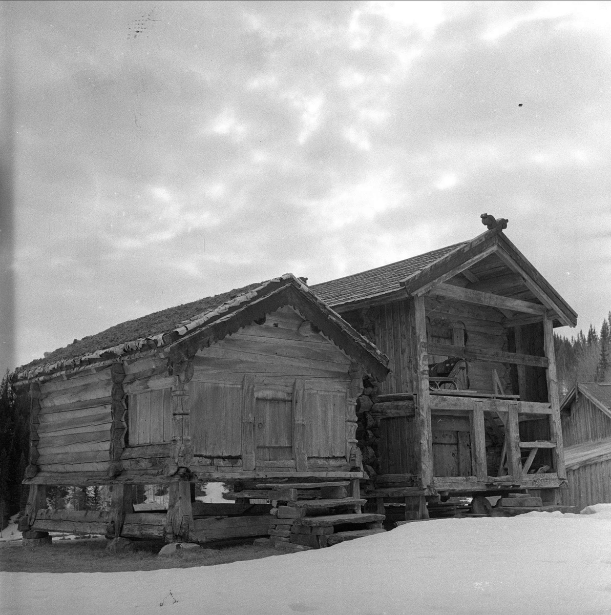 Anntatt Eidsborg bygdemuseum, Tokke, 27.04.1957. Stabbur og loft.