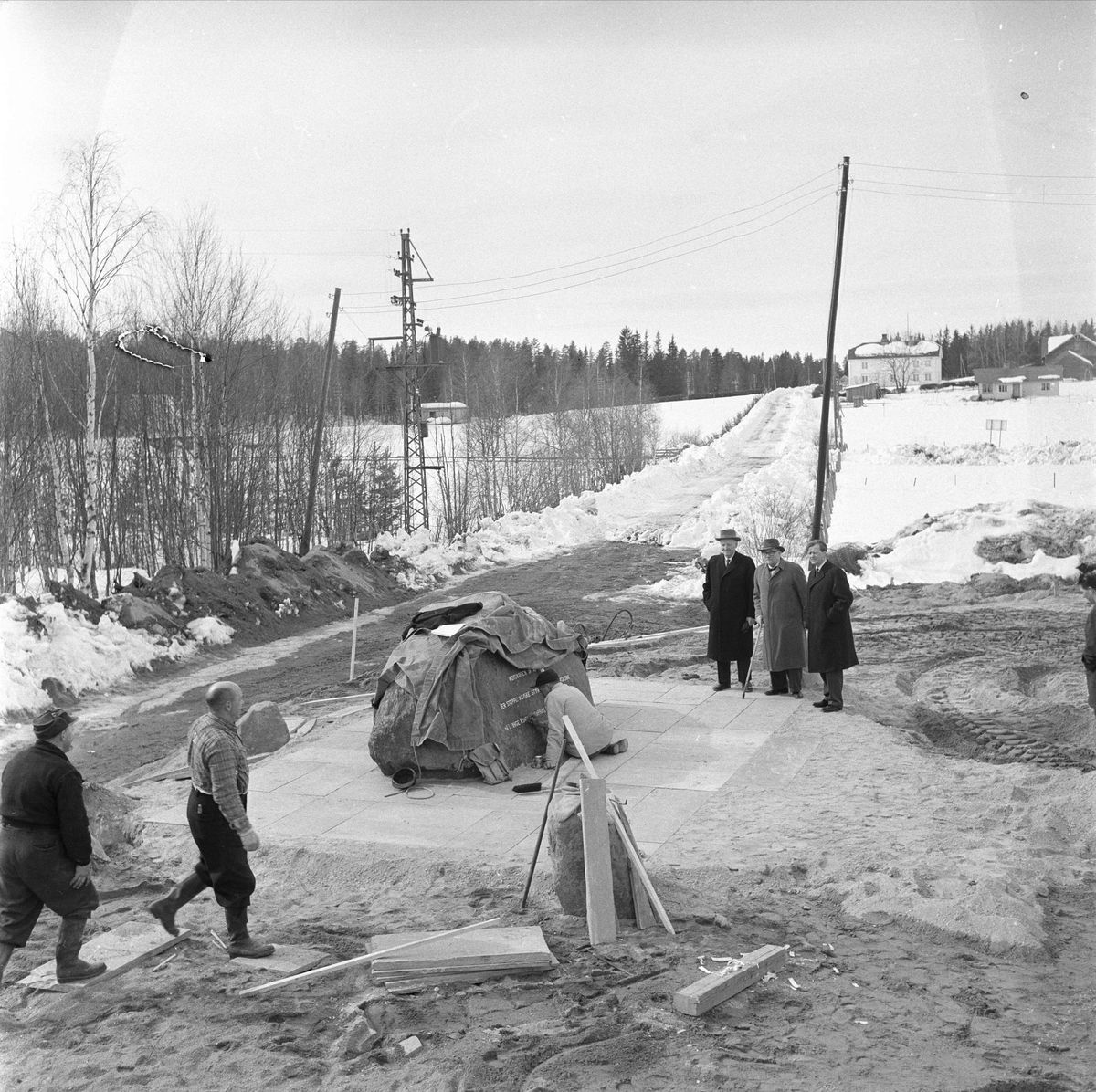 Midtskogen, Elverum, 05.04.1960. 20 år etter 9. april 1940. Minnesmerke over norske troppebevegelser.