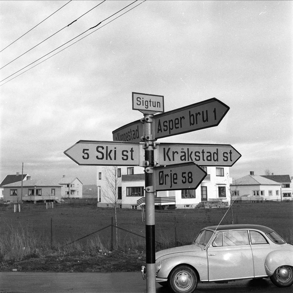 Kråkstad kommune, Ski, Akershus, 03.11.1956. Veiskilt.