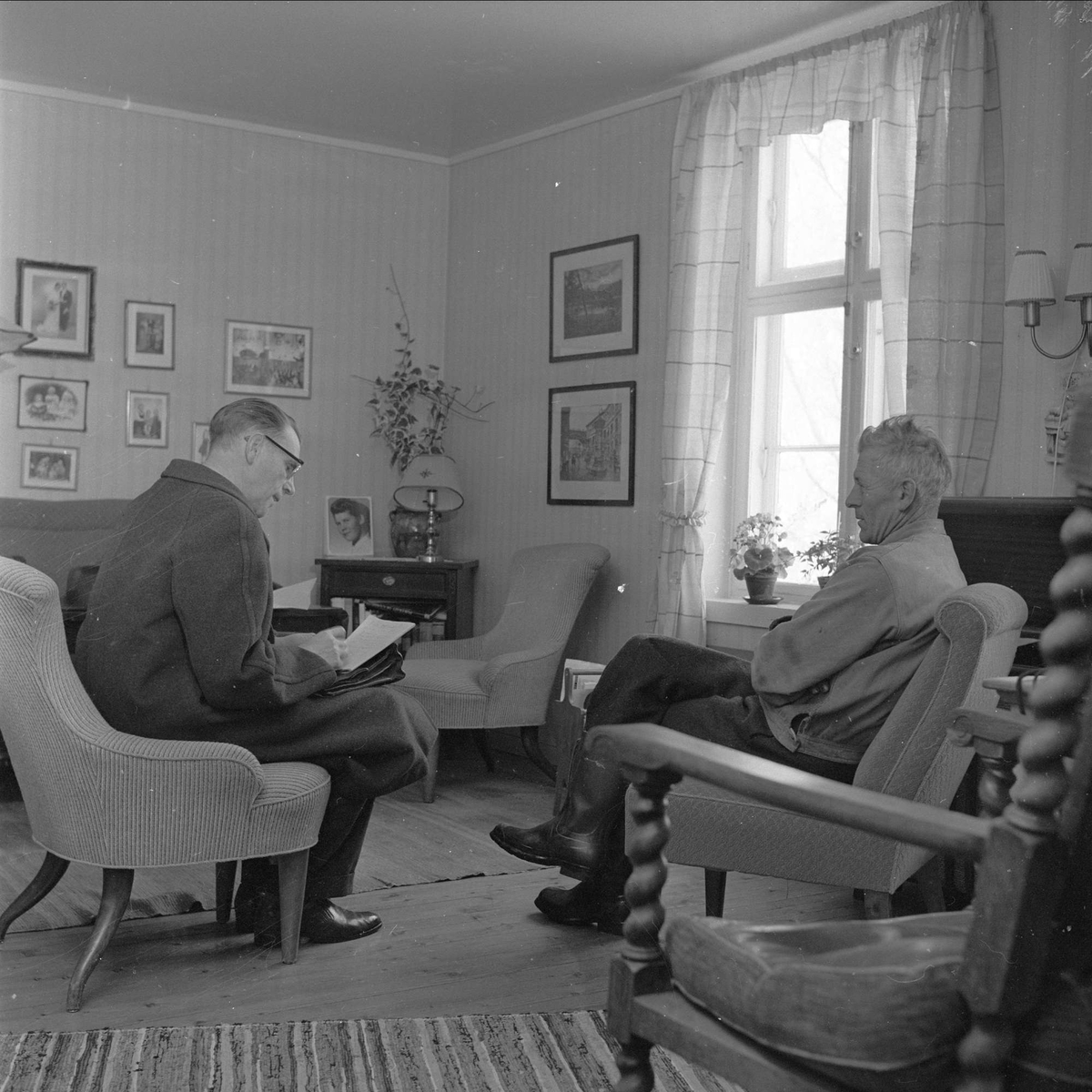 Rødtvedt gård, Oslo, 01.12.1957. Interiør med møbler og to menn.