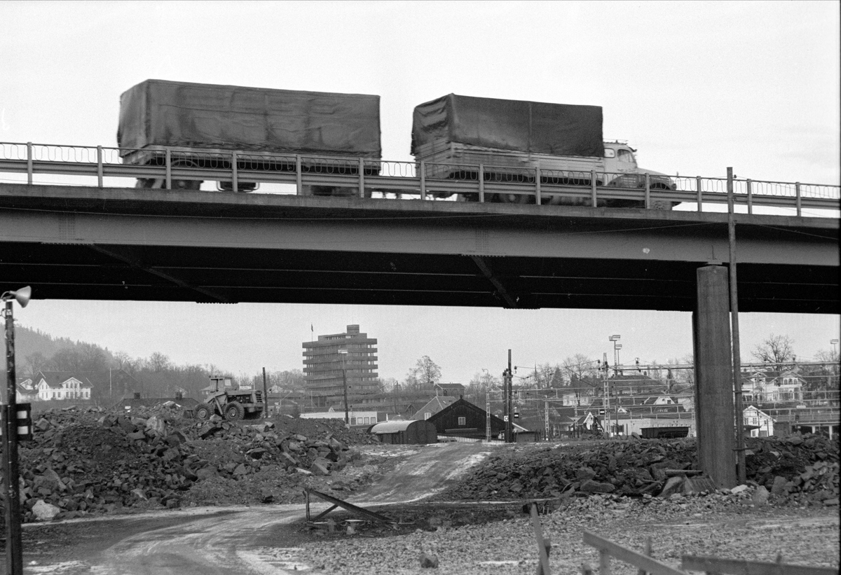 Kommunereportasje fra Asker, desember 1964. Bru over jernbanen.  E18.